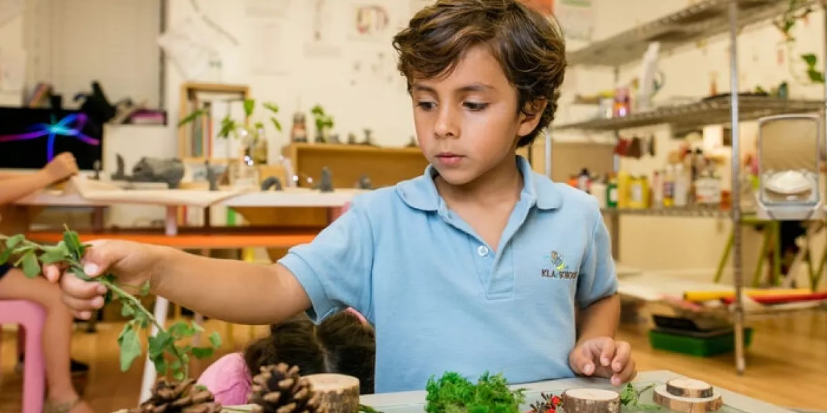 Preschool boy arts class