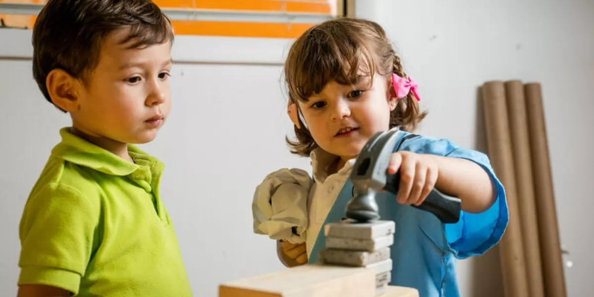 Preschool children with blocks