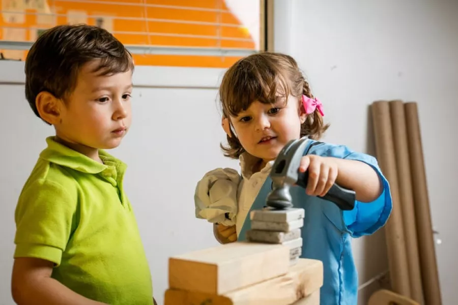 Preschool children with blocks