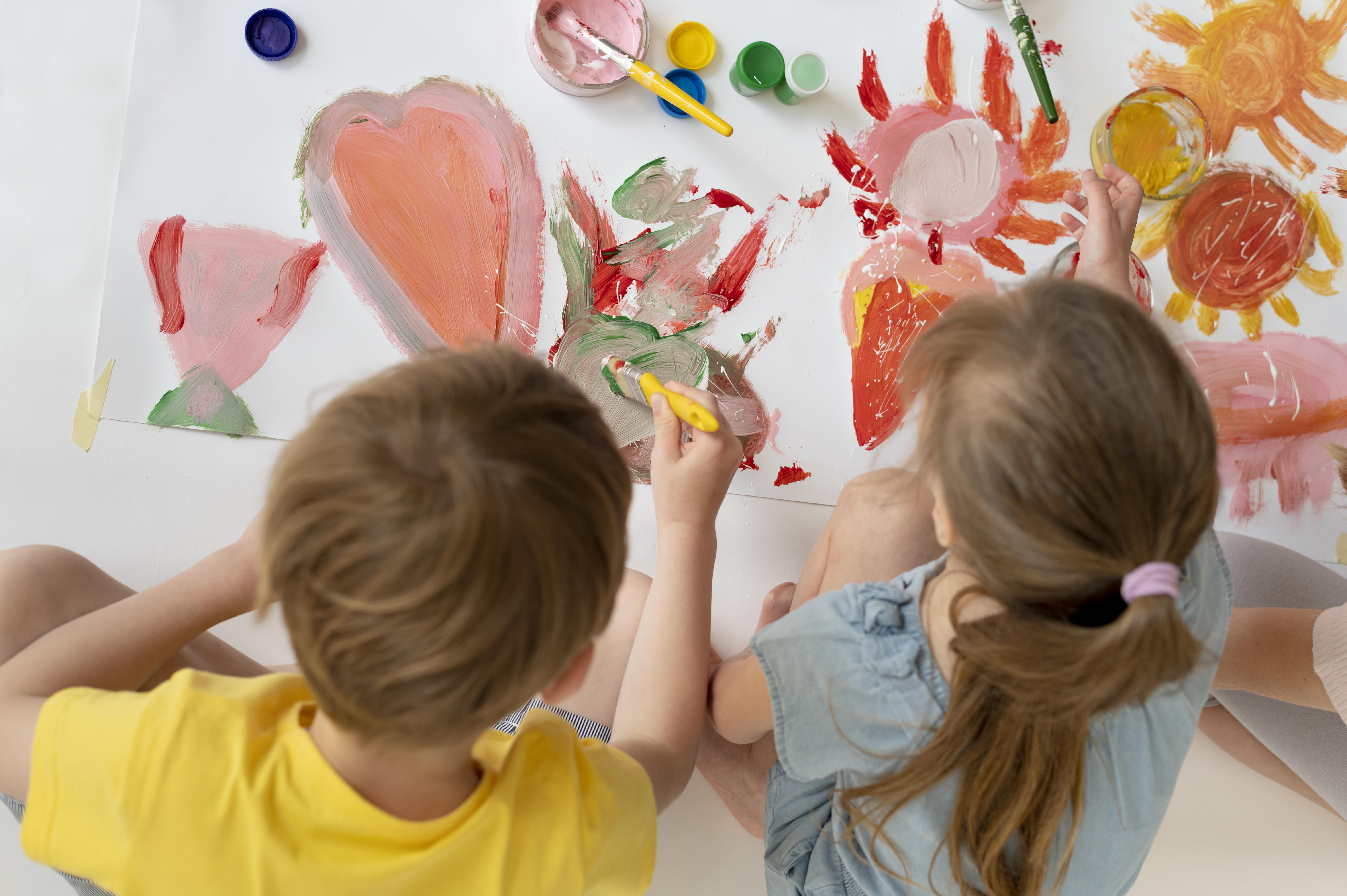 Medium shot kids painting together