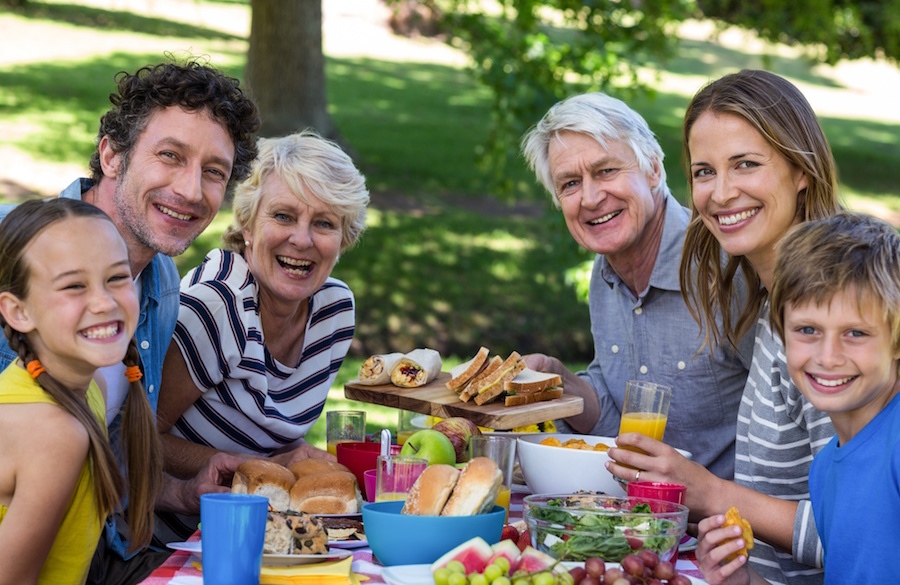 Tips for eating outdoors with your child